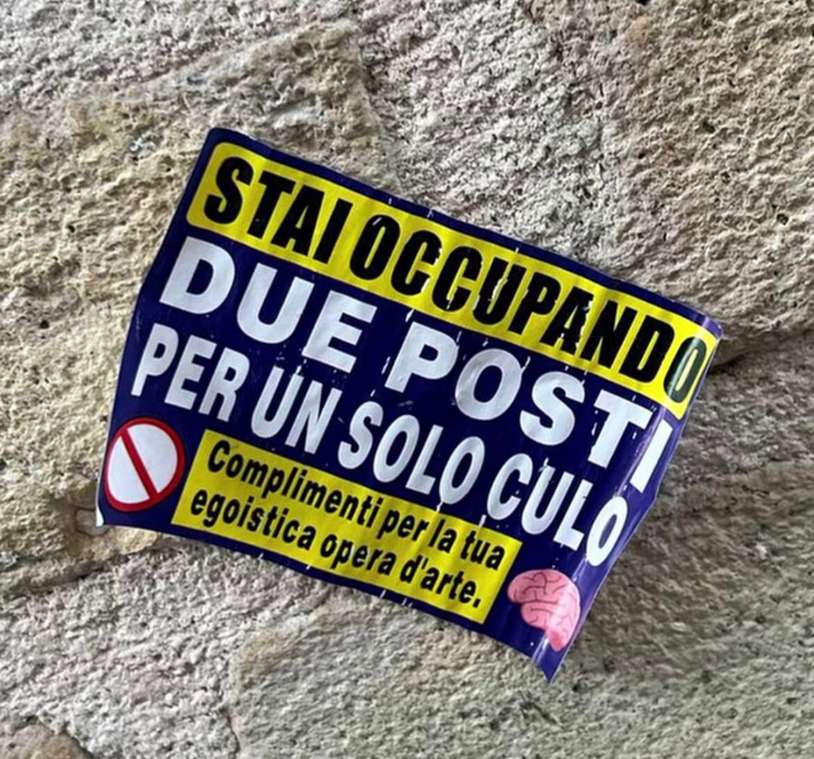 Il cartello della settimana: “Stai occupando due posti”